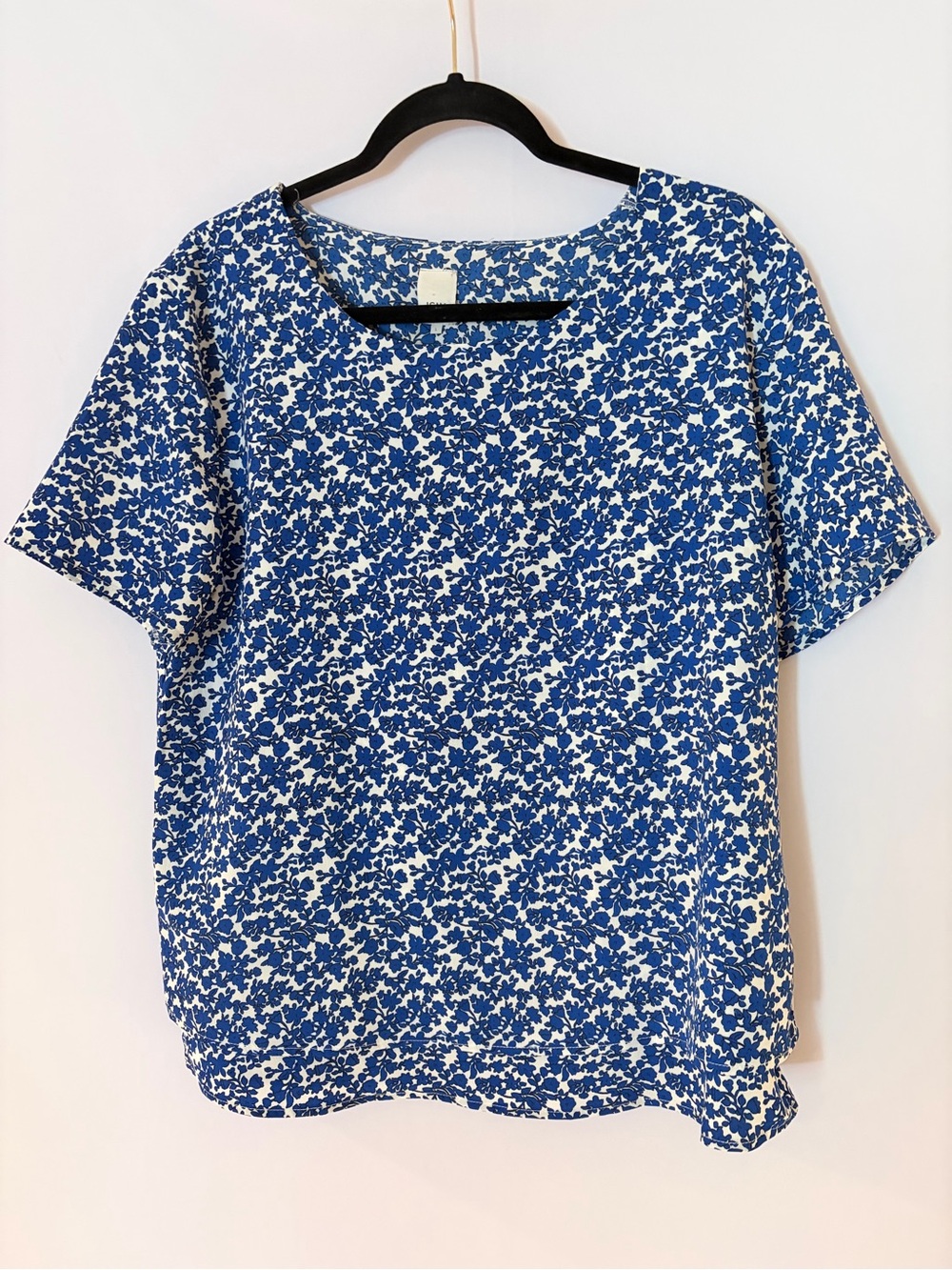 ICHI Blue and White Floral Short-Sleeve Blouse — Sz L
